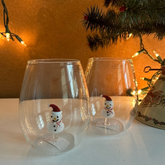2 Snowman Stemless  Wine Glasses Christmas Holiday In Santa Hat New 4.5” Tall - Picture 1 of 4